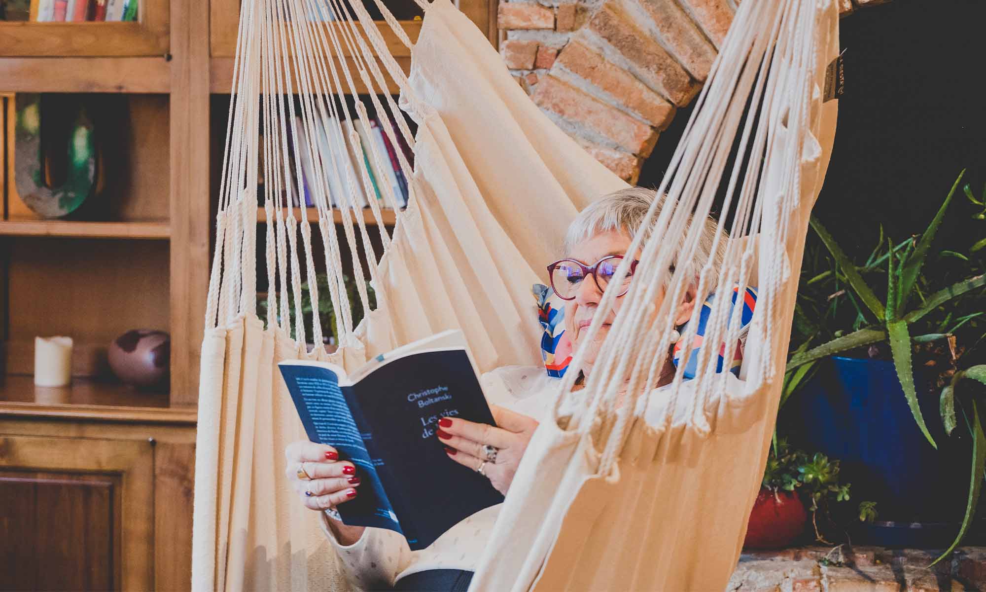 Grand mère qui bouquine avec son coussin Salvador Petits Cadors